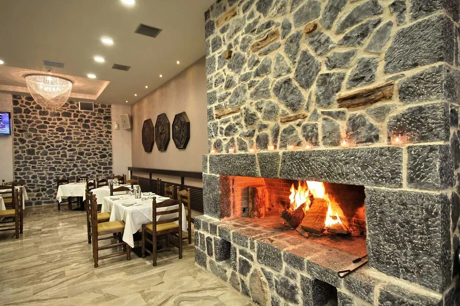 Το εστιατόριο με το πέτρινο τζάκι αναμμένο